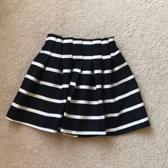 Black and white striped skirt - Picture 2 of 2